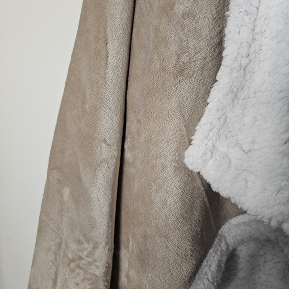 ⭐️40% Off⭐️ Socialite Hooded Sherpa Throw Poncho - Picture 14 of 14